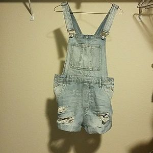 H&M Jeans - Denim overall shorts with distressed wholes H&M Jeans - Denim overall shorts with distressed wholes